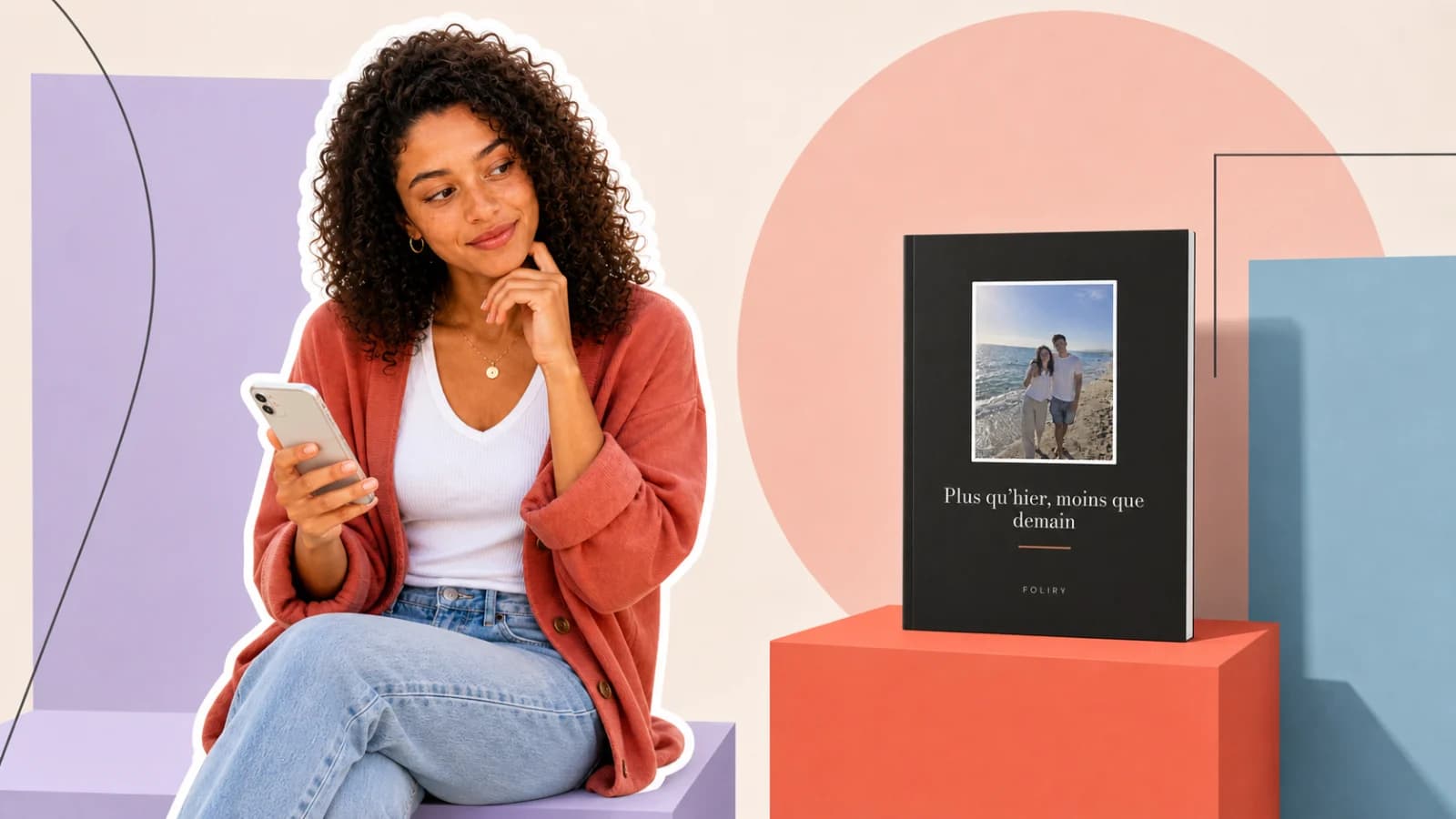 Une femme réfléchit à un cadeau personnel près d'un livre Foliry pour célébrer sept ans de couple