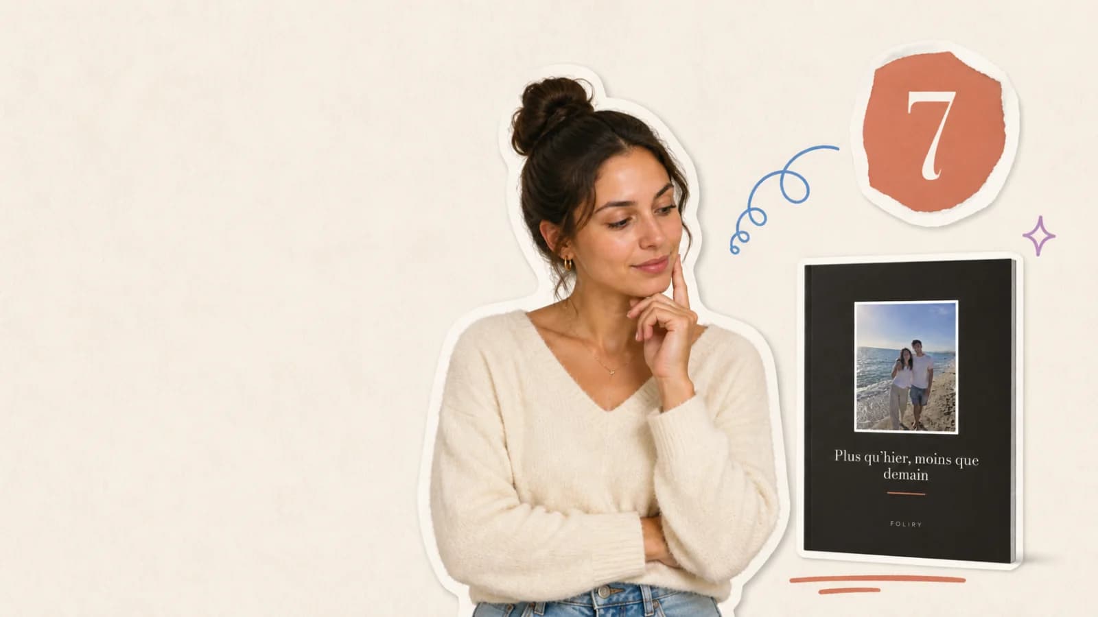 Une femme réfléchit à une idée cadeau devant un livre Foliry pour sept ans de couple