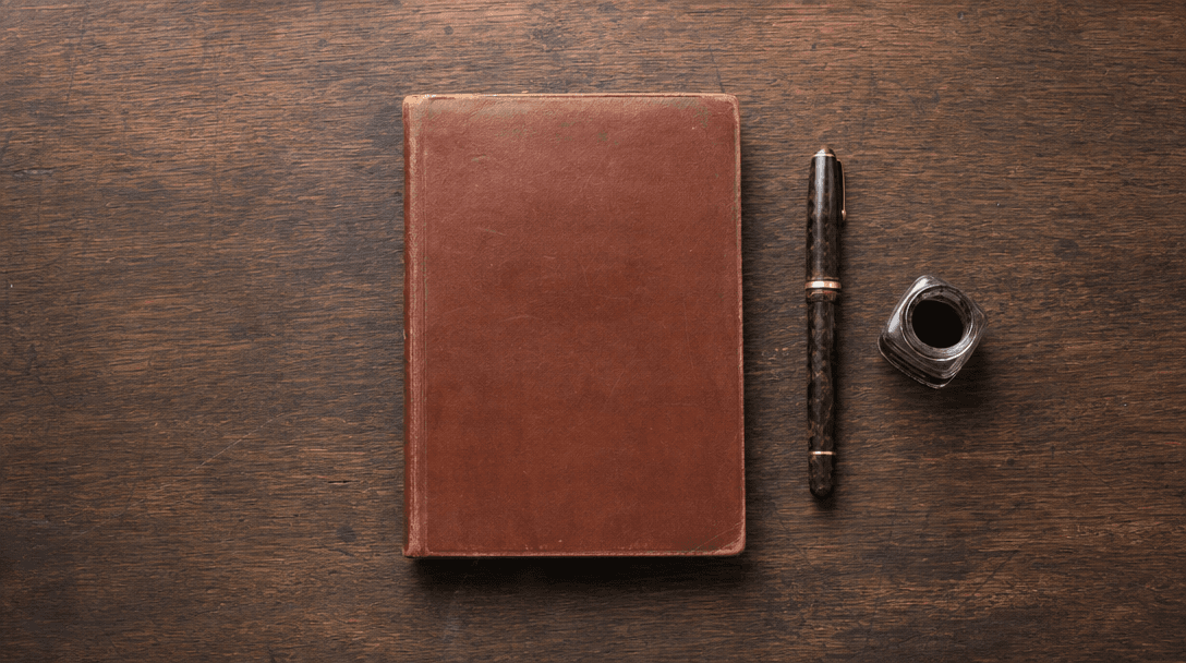 Mains tenant un smartphone avec une application de messagerie ouverte