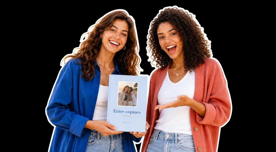 Deux amies présentent leur livre Foliry personnalisé