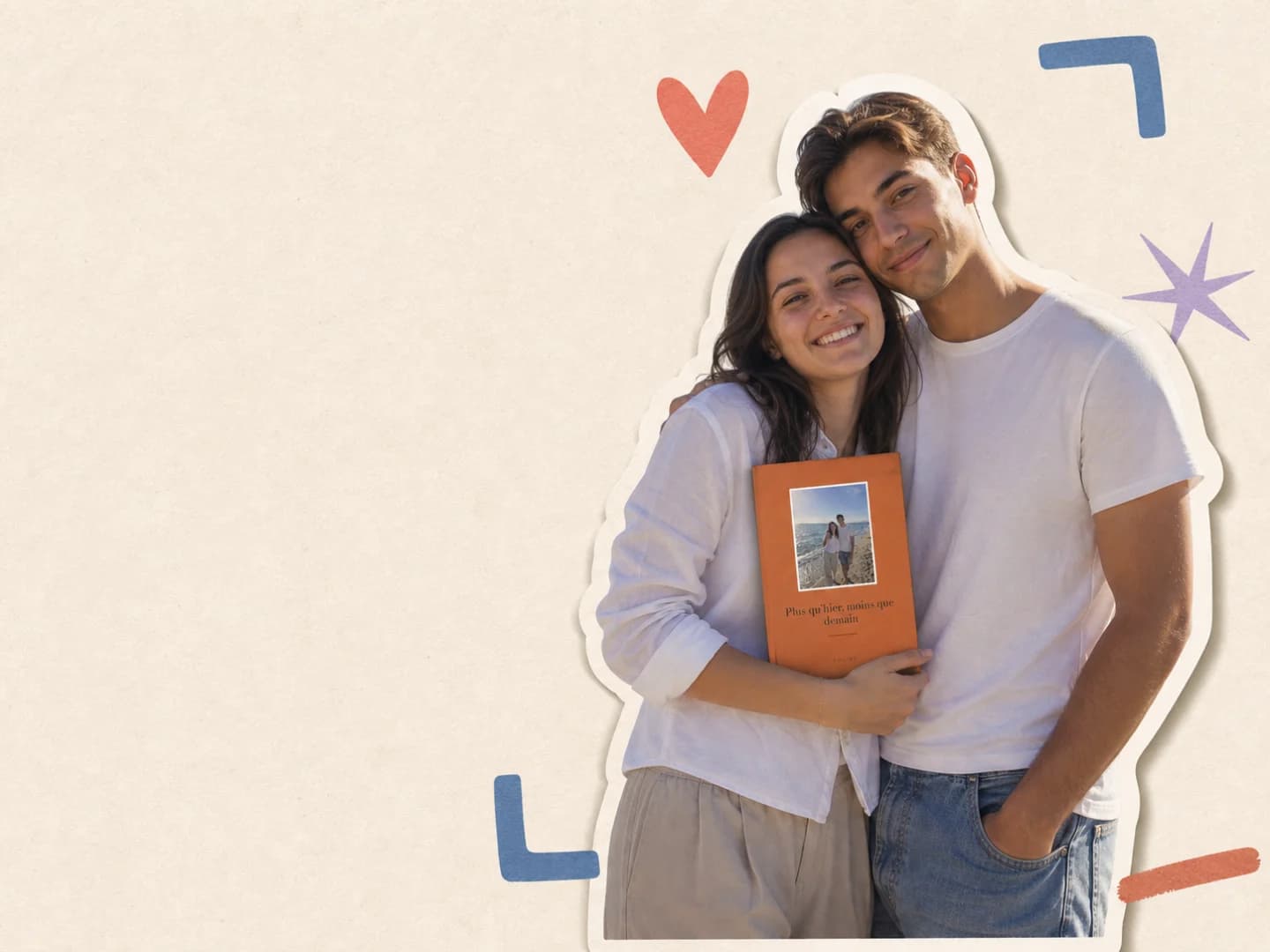 Un couple pose avec son livre Foliry créé à partir de conversations WhatsApp, Messenger ou Instagram.