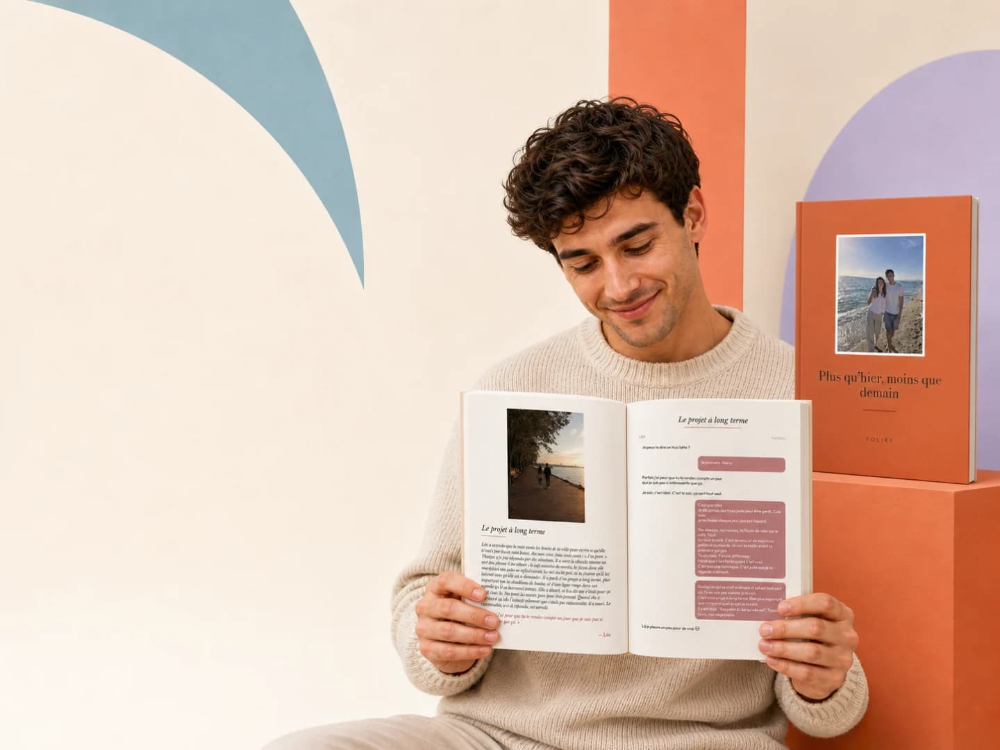 Un homme relit un livre Foliry créé à partir de conversations WhatsApp, Messenger ou Instagram.