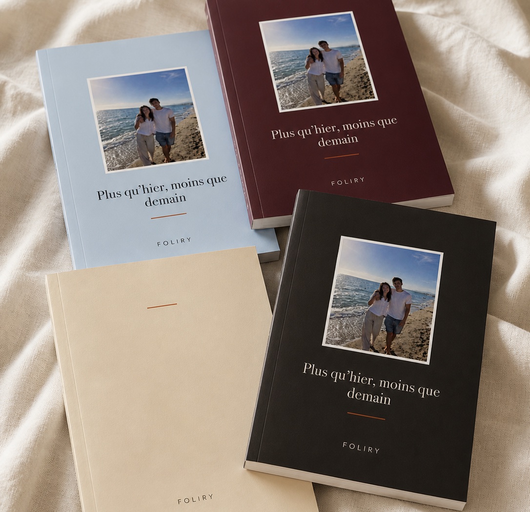 Quatre livres Foliry personnalisés posés sur un tissu clair