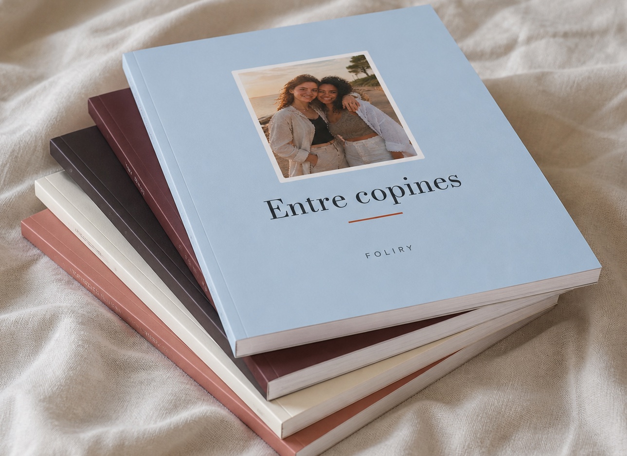 Une pile de livres Foliry personnalisés, avec une couverture Entre copines
