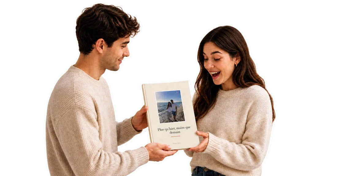Un couple découvre son livre Foliry personnalisé