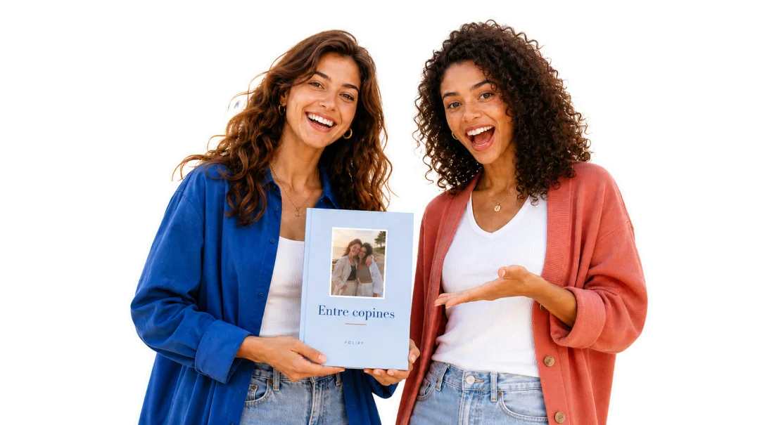 Deux amies présentent leur livre Foliry personnalisé